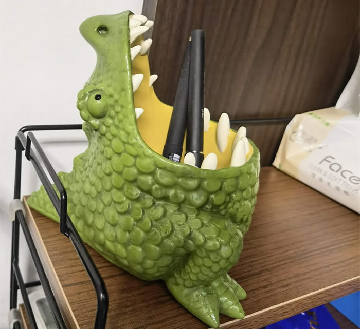 Amazing big-mouthed crocodile desktop storage box, pen holder